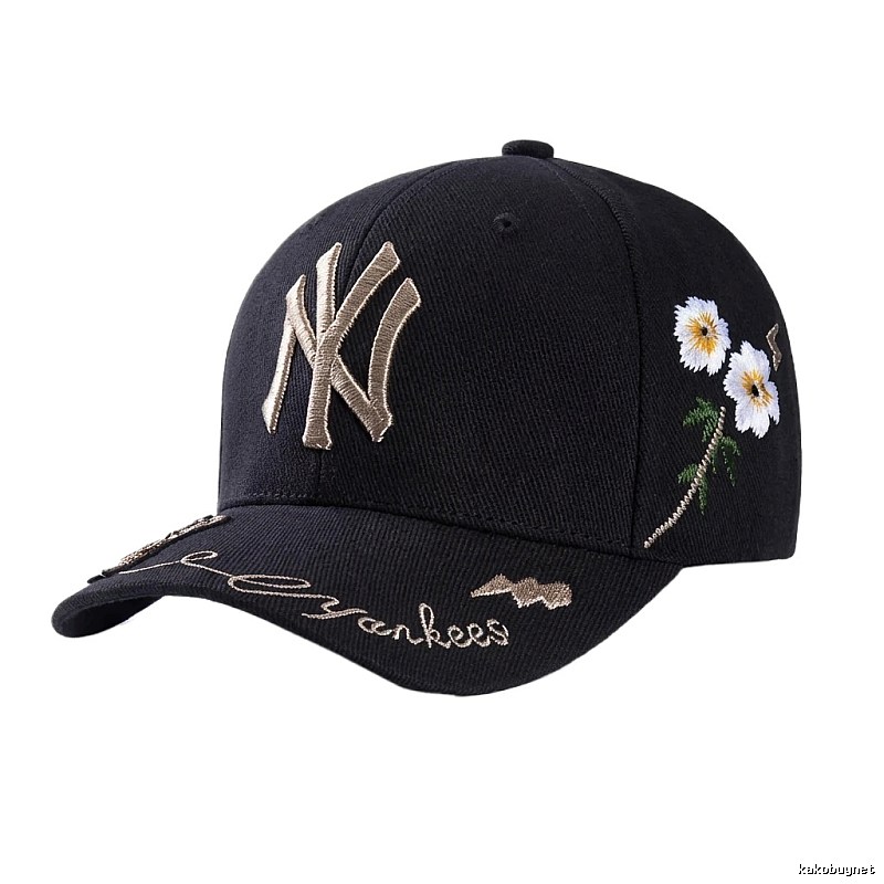 Embroidered style black cap of the MLB Yankees team.