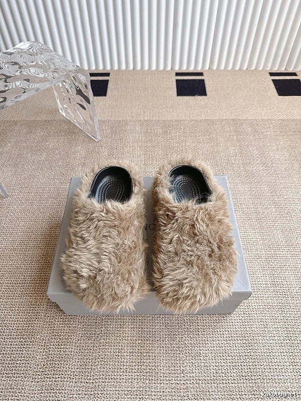 Fuzzy Slippers with Beige Furry Slip-on Slippers for Streetwear Looks
