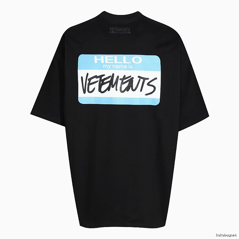 Logo Detail Statement graphic T-shirt Black Colorful Lucky with Functional Detail