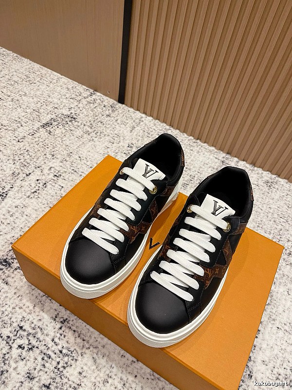 Nike Black Low-top Sneaker with Black Nike Low-top Detail