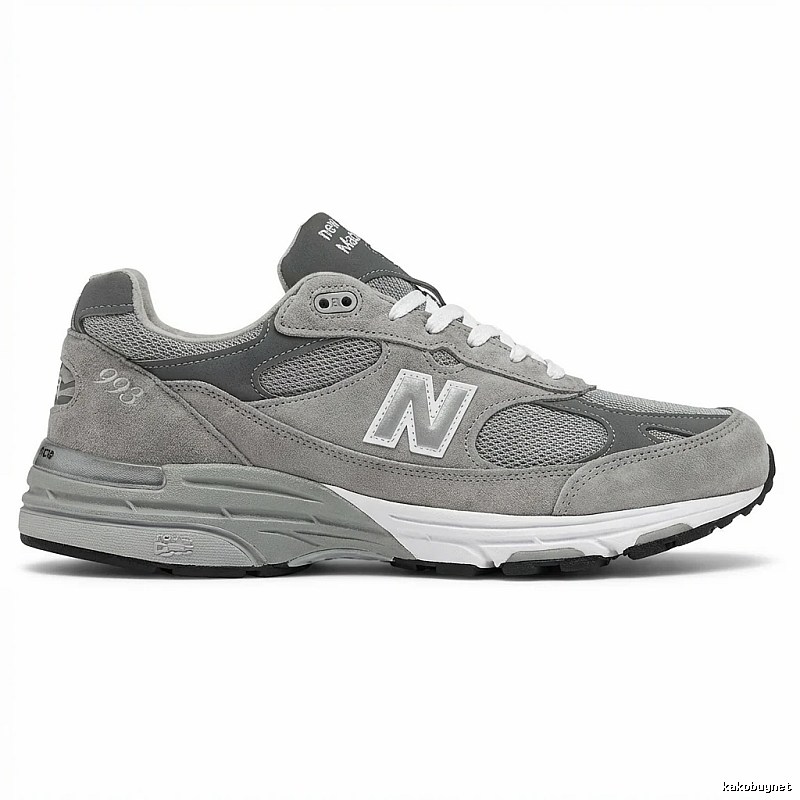 Retro-style gray shoes of New Balance 993