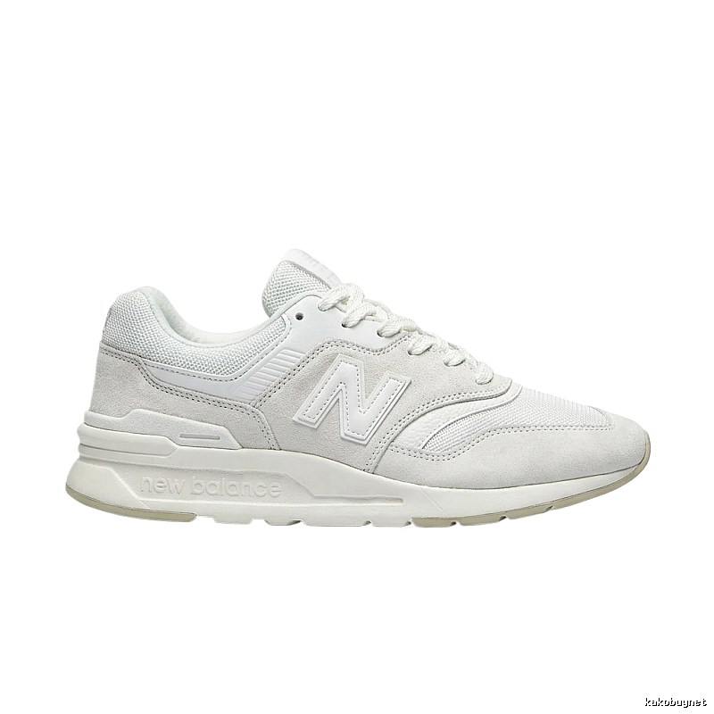 Retro-style white shoes of New Balance